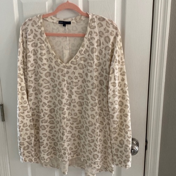 Gibson Nordstrom V-Neck Tunic Top in Oatmeal Animal Print size small - Picture 2 of 10